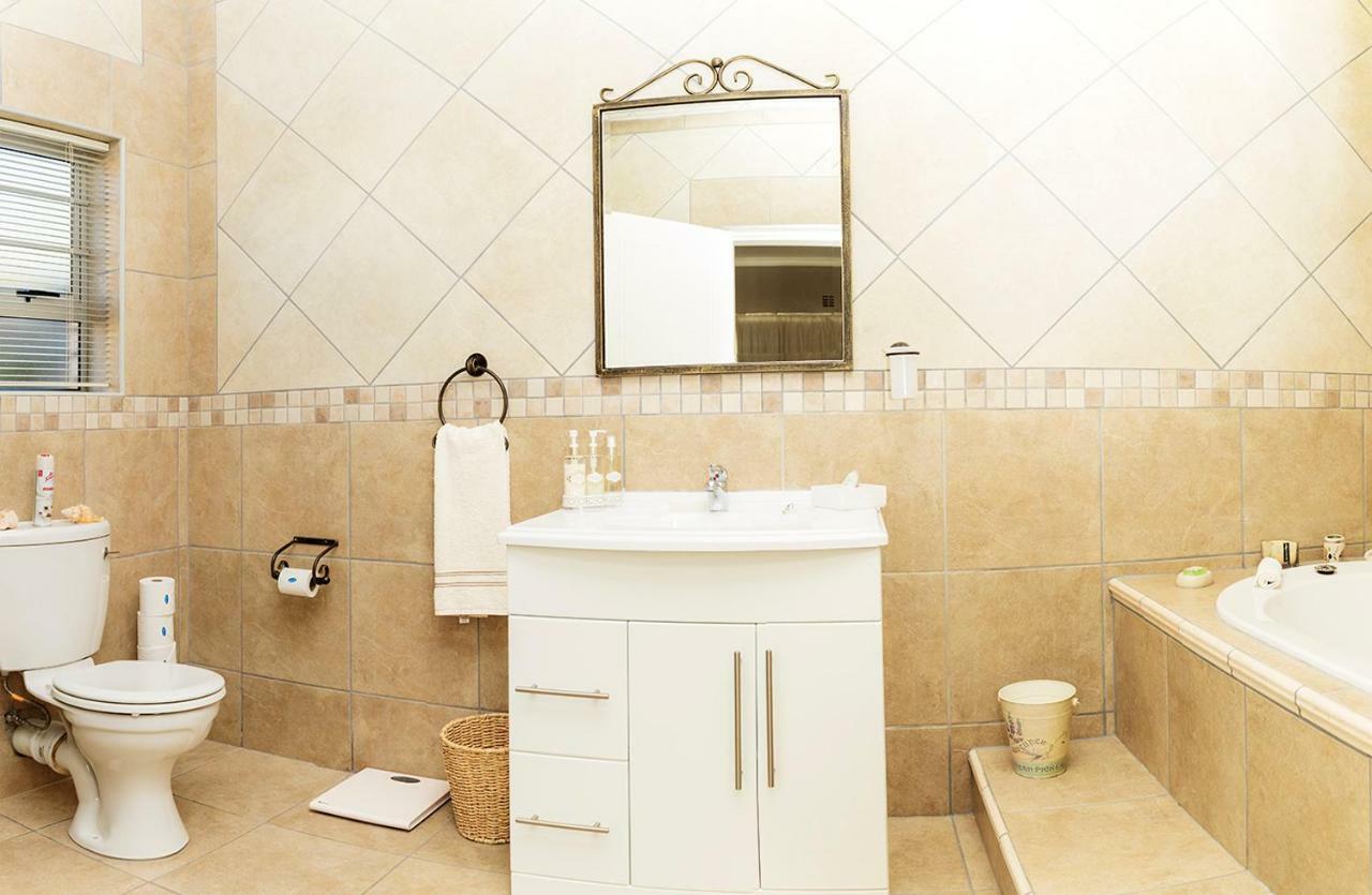 Settle Inn Self Catering Accommodation 콜체스터 외부 사진