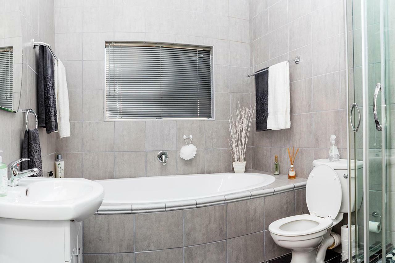 Settle Inn Self Catering Accommodation 콜체스터 외부 사진