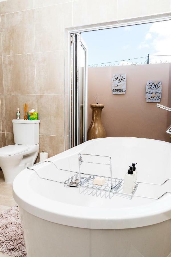 Settle Inn Self Catering Accommodation 콜체스터 외부 사진